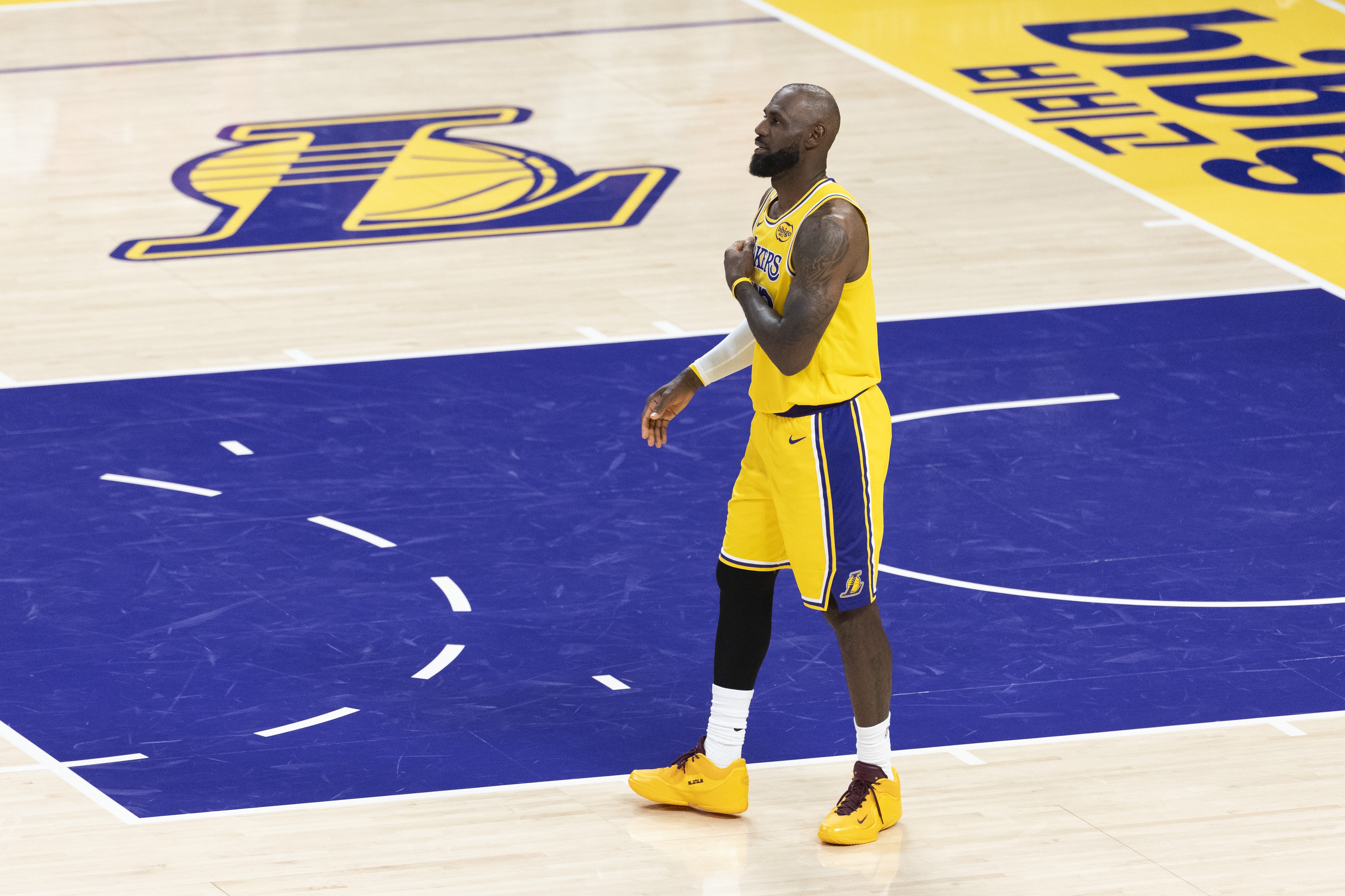 app下载-Shams：詹姆斯本人&amp;联盟感觉他会再打一年 湖人表现影响他的未来